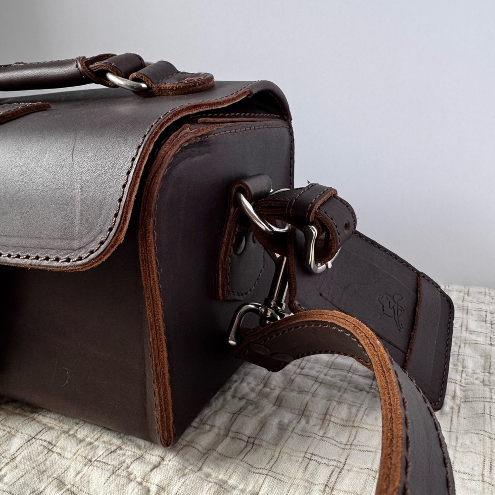 Classic Walnut Leather Messenger Bag - Picture 4 of 16